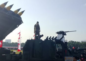 PANGLIMA TNI MENINJAU ALAT TEMPUR DI MONAS