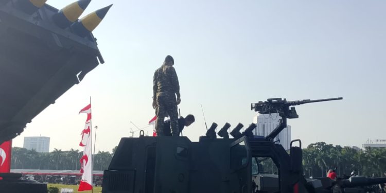 PANGLIMA TNI MENINJAU ALAT TEMPUR DI MONAS