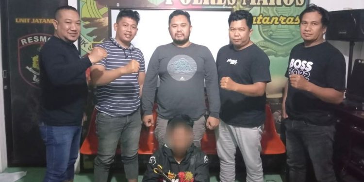 JATANRAS POLRES MAROS AMANKAN PEMUDA PEMBAWA BUSUR DI DEPAN SPBU BALLU-BALLU