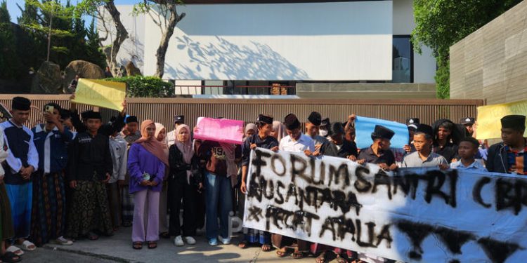 GELIAT PROTES SANTRI MELUAS, UCAPAN ATALIA PRARATYA TUAI KRITIK TAJAM