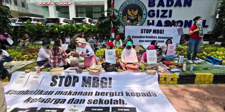 SUARA IBU INDONESIA GERUDUK KANTOR BADAN GIZI NASIONAL, TUNTUT PROGRAM MBG DIHENTIKAN