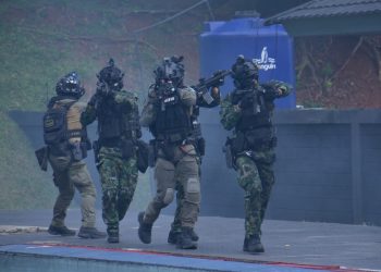 DANPASMAR 1 SAMBUT KUNJUNGAN CHIEF OF DEFENCE FORCE AUSTRALIA DI SARANG PETARUNG MARINIR CILANDAK