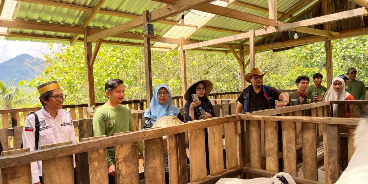 TIM NASIONAL PPK ORMAWA TINJAU IMPLEMENTASI TEKNOLOGI PETERNAKAN CERDAS DI DESA PATTIRO DECENG