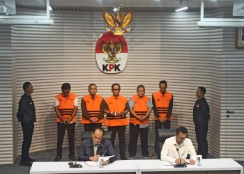 KPK TAHAN BUPATI LAMPUNG TENGAH DAN EMPAT PIHAK LAIN DALAM DUGAAN SUAP PROYEK PENGADAAN