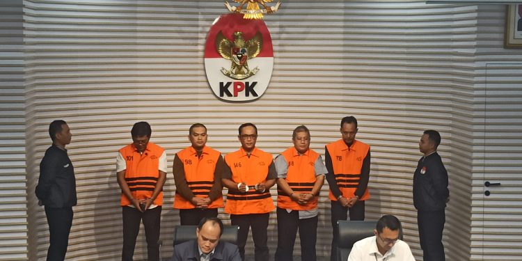 KPK TAHAN BUPATI LAMPUNG TENGAH DAN EMPAT PIHAK LAIN DALAM DUGAAN SUAP PROYEK PENGADAAN