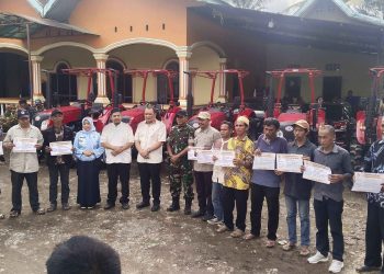 PEMERINTAH SALURKAN 10 UNIT ALSINTAN KE PETANI MAROS, TOTAL 90 UNIT DITERIMA SEPANJANG 2025