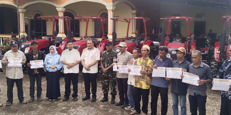 PEMERINTAH SALURKAN 10 UNIT ALSINTAN KE PETANI MAROS, TOTAL 90 UNIT DITERIMA SEPANJANG 2025