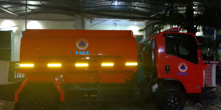 MAROS TERIMA HIBAH MOBIL TANGKI AIR DARI BNPB