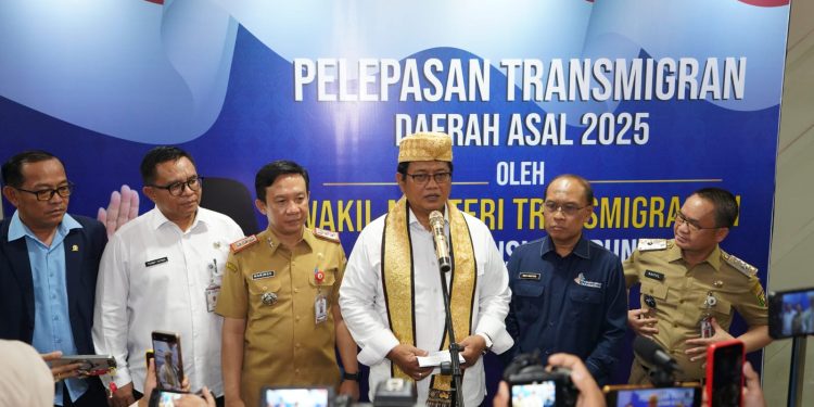 LAMPUNG LEPAS 45 KEPALA KELUARGA TRANSMIGRAN, VIVA YOGA TEKANKAN PARADIGMA BARU KESEJAHTERAAN