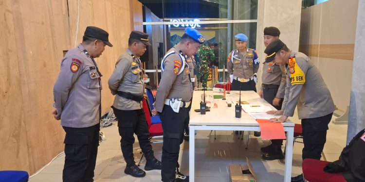 POLRES MAROS PERKETAT PENGAMANAN NATARU 2025 DI BANDARA SULTAN HASANUDDIN
