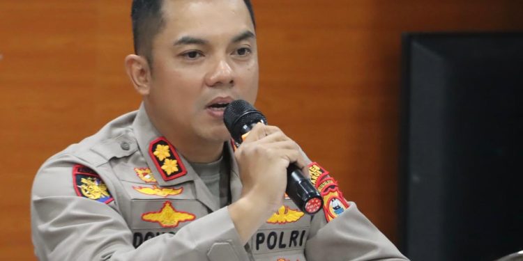 KAPOLRES MAROS AJAK WARGA SAMBUT NATAL DAN TAHUN BARU DENGAN KESEDERHANAAN DAN KEPEDULIAN