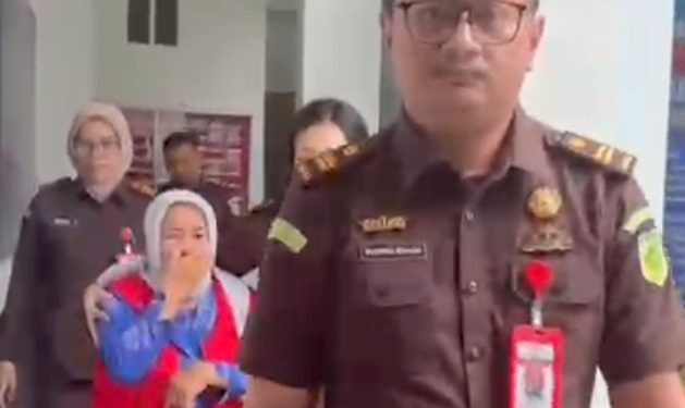 KEJARI MAROS TAHAN MANTAN LURAH LEANG-LEANG TERKAIT DUGAAN PUNGLI PROGRAM PTSL