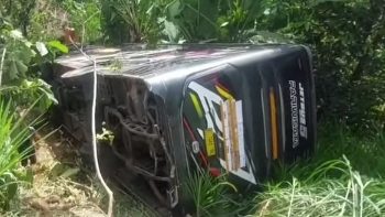 BUS PEZIARAH ASAL LAMPUNG TIMUR TERPEROSOK KE JURANG DI JALUR KUDUS–PATI, 50 PENUMPANG SELAMAT