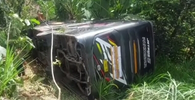 BUS PEZIARAH ASAL LAMPUNG TIMUR TERPEROSOK KE JURANG DI JALUR KUDUS–PATI, 50 PENUMPANG SELAMAT
