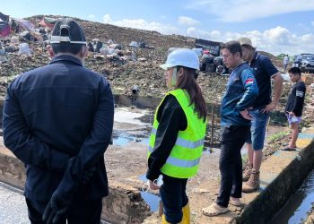 TPA BONTORAMBA MAROS TERAPKAN BAKTERI ECOTRU UNTUK ATASI BAU DAN PENCEMARAN LINGKUNGAN