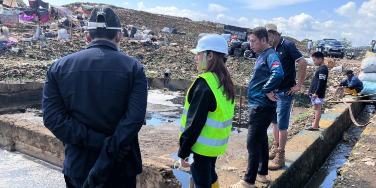 TPA BONTORAMBA MAROS TERAPKAN BAKTERI ECOTRU UNTUK ATASI BAU DAN PENCEMARAN LINGKUNGAN