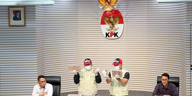 BUPATI PATI DAN EMPAT KADES DITETAPKAN TERSANGKA, KPK BONGKAR PEMERASAN JUAL BELI JABATAN DESA