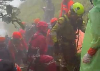 EVAKUASI KORBAN KEDUA PESAWAT ATR DI BULU SARAUNG BERLANGSUNG DRAMATIS