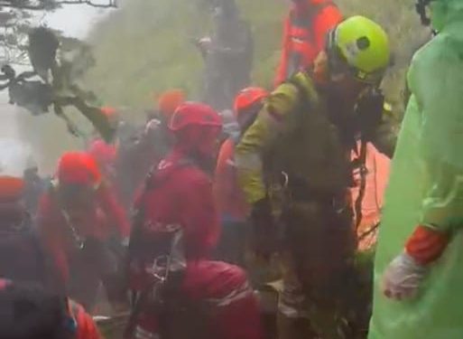 EVAKUASI KORBAN KEDUA PESAWAT ATR DI BULU SARAUNG BERLANGSUNG DRAMATIS