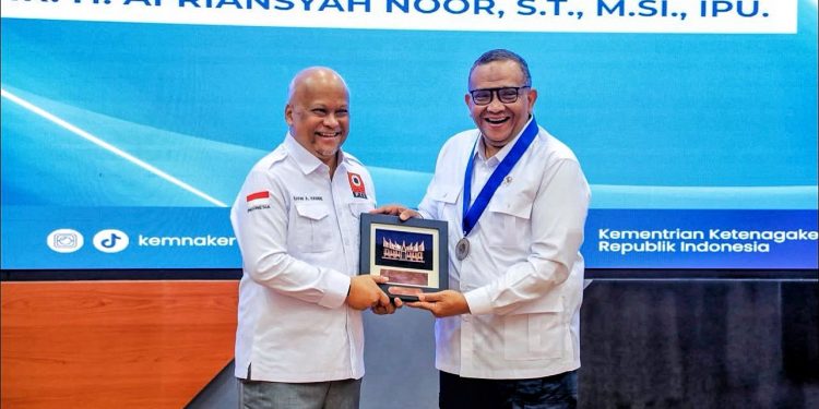 WAMENAKER AFRIANSYAH NOOR TERIMA AFEO HONORARY FELLOW, AHY: BENTUK PENGAKUAN DAN REPRESENTASI