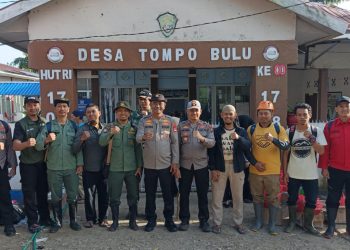 PASCA EVAKUASI PESAWAT ATR 42-500, PETUGAS DAN WARGA GELAR AKSI BERSIH-BERSIH GUNUNG BULUSARAUNG