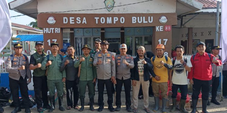 PASCA EVAKUASI PESAWAT ATR 42-500, PETUGAS DAN WARGA GELAR AKSI BERSIH-BERSIH GUNUNG BULUSARAUNG