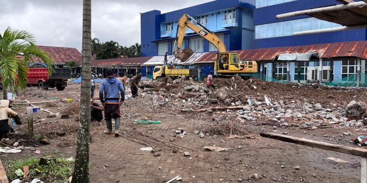 PEMBONGKARAN GEDUNG RSUD dr. LA PALALOI DIDUGA BERMASALAH, K3 DIABAIKAN, STATUS ASET DIPERTANYAKAN