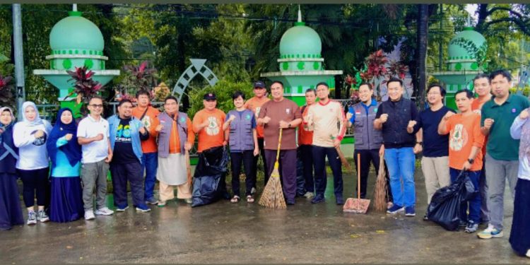 JELANG RAMADAN 1447 H, BUPATI MAROS PIMPIN AKSI BERSIH-BERSIH MASJID AGUNG AL-MARKAZ