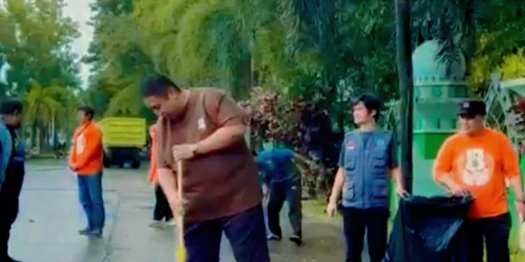 MASIFKAN GERAKAN ASRI, DLH MAROS TERJUNKAN TIM ADIPURA REAKSI CEPAT DI AL-MARKAZ