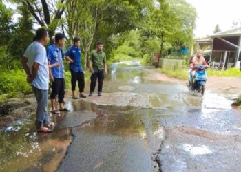 JALAN POROS MASALE RETAK DAN TERANCAM PUTUS, WARGA DESAK PEMKAB MAROS BERTINDAK CEPAT