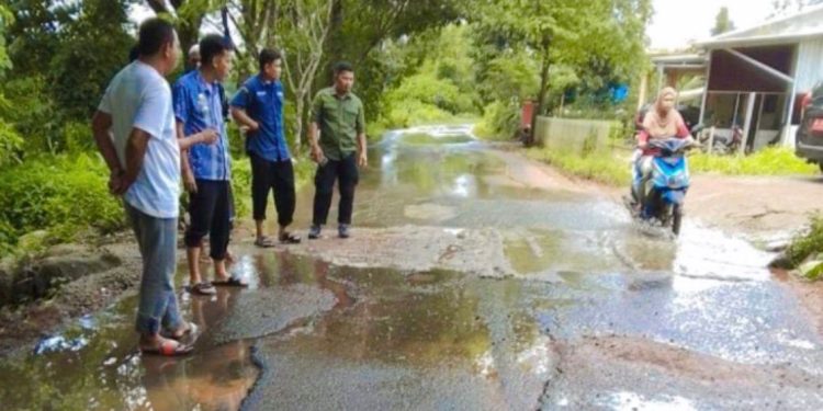 JALAN POROS MASALE RETAK DAN TERANCAM PUTUS, WARGA DESAK PEMKAB MAROS BERTINDAK CEPAT