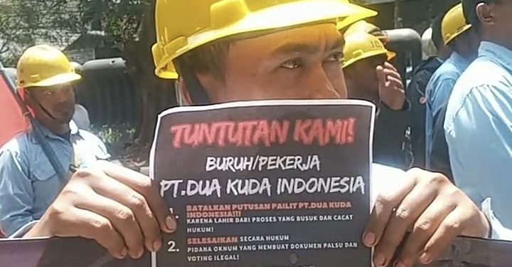 NASIB RIBUAN PEKERJA/BURUH DAN KELUARGANYA TERANCAM PHK MASSAL