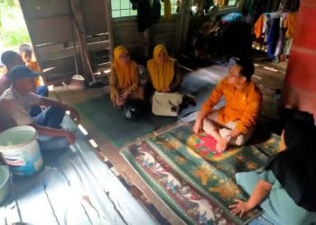 KOMISIONER BAZNAS MAROS, SASTRA DARMAKUSUMA MELAPORKAN PENYALURAN BANTUAN UNTUK WARGA DI RUMAH TAK LAYAK HUNI