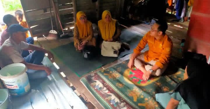 KOMISIONER BAZNAS MAROS, SASTRA DARMAKUSUMA MELAPORKAN PENYALURAN BANTUAN UNTUK WARGA DI RUMAH TAK LAYAK HUNI