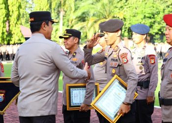 KAPOLDA SULSEL BERIKAN PENGHARGAAN KEPADA PERSONEL BERPRESTASI
