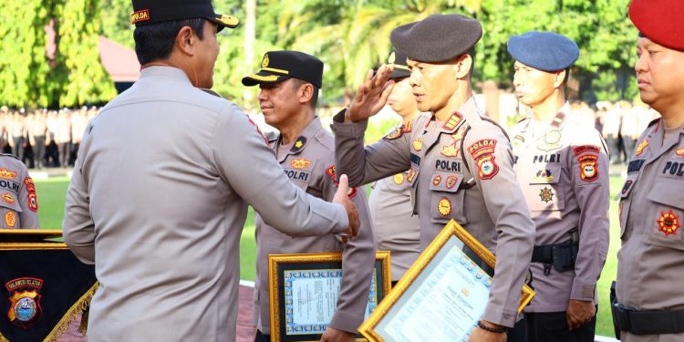 KAPOLDA SULSEL BERIKAN PENGHARGAAN KEPADA PERSONEL BERPRESTASI