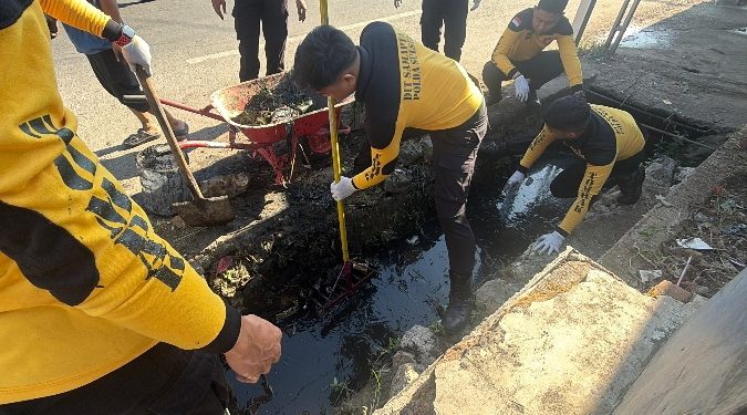 Sambut HUT Bhayangkara ke-80, Dit Samapta Polda Sulsel Kerahkan 100 Personel Bersihkan Dua Pasar di Maros