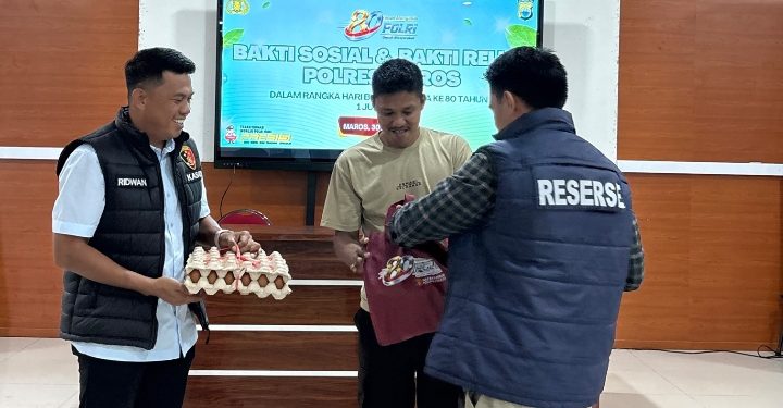 HADIR DENGAN AKSI NYATA, SATRESKRIM POLRES MAROS BERBAGI SEMBAKO UNTUK WARGA