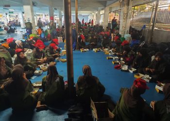TERTUNDA BERANGKAT, KONTINGEN JAMNAS MAROS MENUNGGU KM LABOBAR DI TANJUNG PRIOK