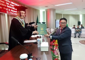 RAIH PREDIKAT CUMLAUDE, IRMON MACHMUD JADI DOKTOR KE-45 ILMU POLITIK UNIVERSITAS NASIONAL
