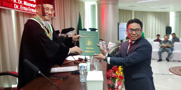 RAIH PREDIKAT CUMLAUDE, IRMON MACHMUD JADI DOKTOR KE-45 ILMU POLITIK UNIVERSITAS NASIONAL