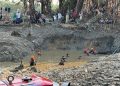 EMPAT HARI DICARI, DIKA BELUM DITEMUKAN: WARGA GELAR DOA, TIM SAR TERUS KURAS KOLAM
