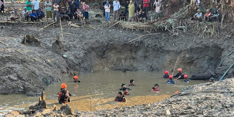 EMPAT HARI DICARI, DIKA BELUM DITEMUKAN: WARGA GELAR DOA, TIM SAR TERUS KURAS KOLAM