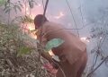 Pak Lurah Leang-Leang Turun Langsung Padamkan Kebakaran Hutan di Perbatasan Maros-Pangkep