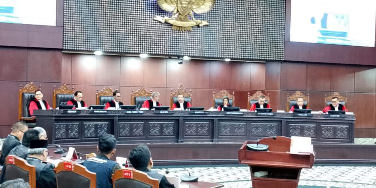 GUGATAN IJAZAH GIBRAN DENNY INDRAYANA TAK DAPAT DITERIMA MK