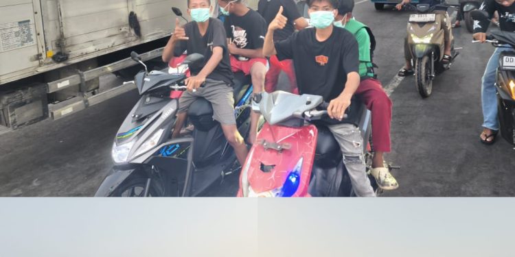 PRAMUKA PEDULI KWARCAB MAROS BAGIKAN MASKER GRATIS, ANTISIPASI DAMPAK KABUT ASAP