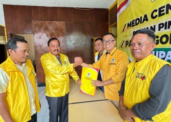 JELANG MUSDA XI GOLKAR MAROS, PUANG ESA AMBIL BERKAS PENDAFTARAN KETUA
