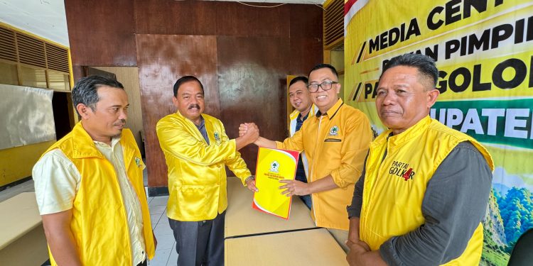 JELANG MUSDA XI GOLKAR MAROS, PUANG ESA AMBIL BERKAS PENDAFTARAN KETUA