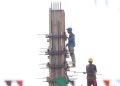 PEKERJA PROYEK GEDUNG DINAS PU MAROS BEKERJA DI KETINGGIAN TANPA PENGAMAN, SIAPA YANG BERTANGGUNG JAWAB?