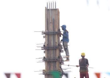 PEKERJA PROYEK GEDUNG DINAS PU MAROS BEKERJA DI KETINGGIAN TANPA PENGAMAN, SIAPA YANG BERTANGGUNG JAWAB?
